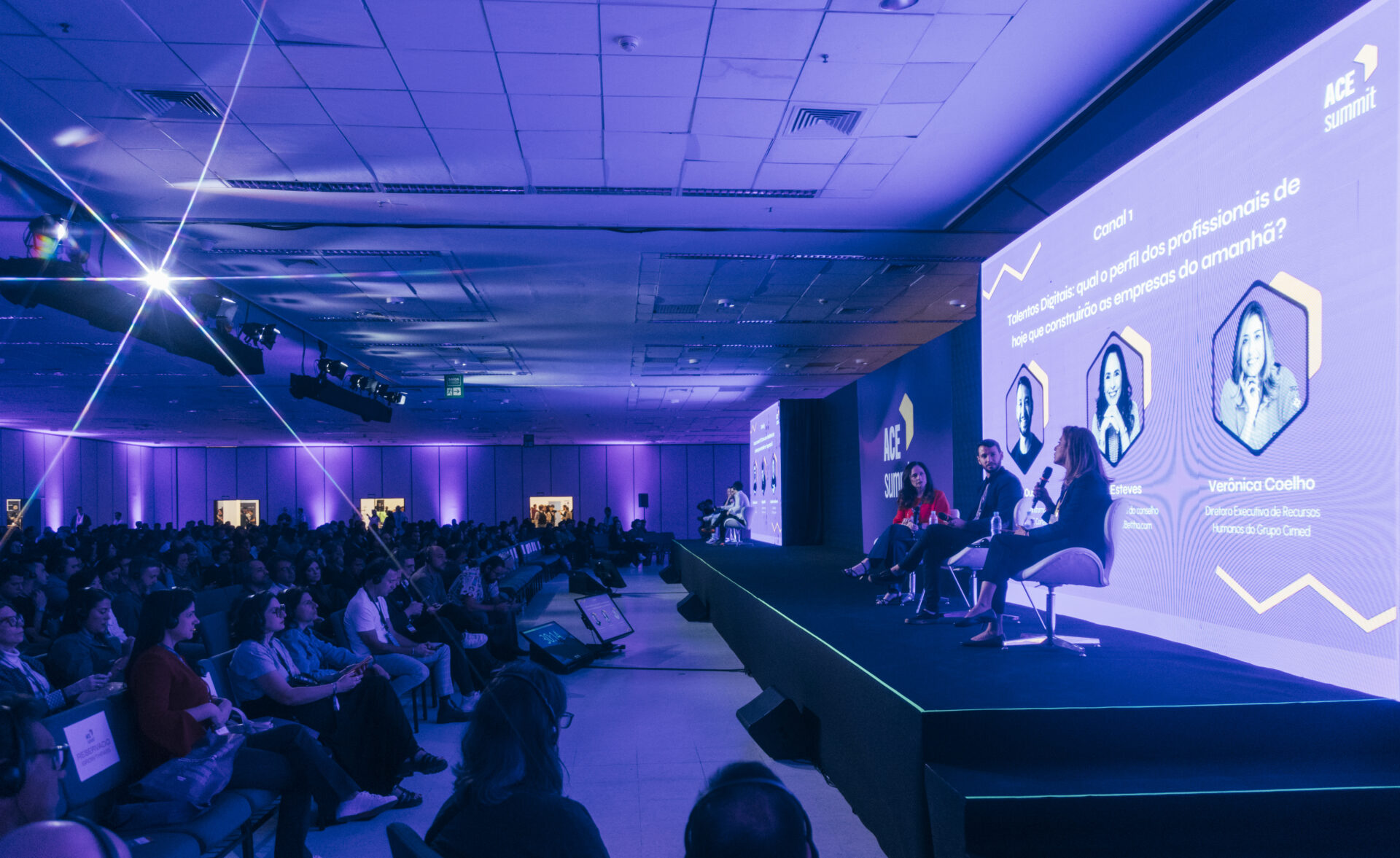 Pessoas conectando-se e conversando no ACE Summit